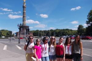 students in front of berlin landmark